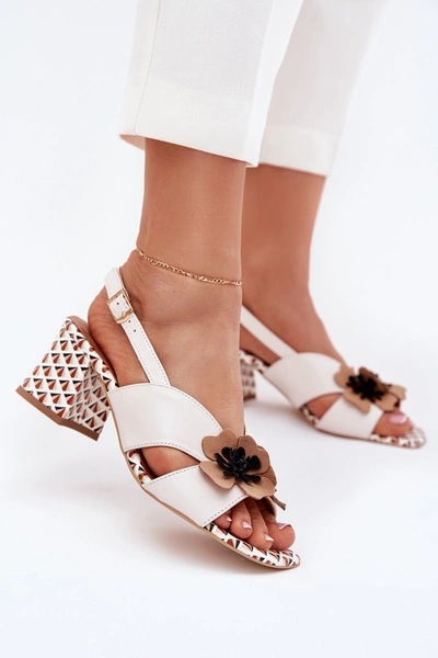 Skórzane Sandały Damskie Na Słupku Z Kwiatami Laura Messi 2950 Białe